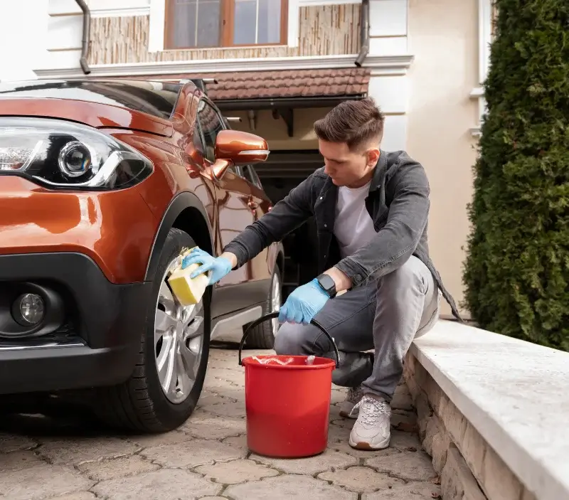Lavage auto à domicile Lèves : professionnel intervenant sur un véhicule